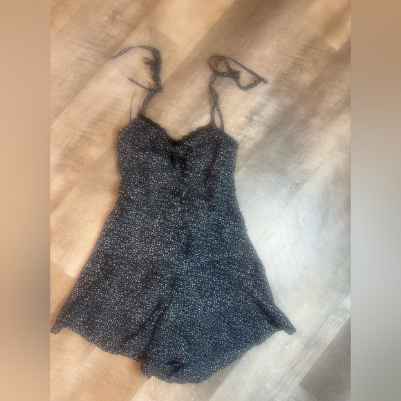 Princess Polly size 2 black with white petals pattern, tie strap skort - Picture 6 of 8